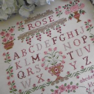 Fiche de broderie rose sampler cuore e batticuore