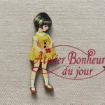 Bouton en bois decoratif fillette robe jaune vi 15 atelier bonheur du jour