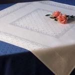 Nappe a broder 80x80 cm carre aida en blanc hofer 661111